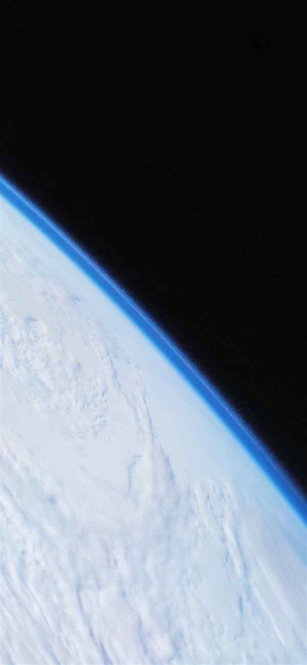 小米把10Pro送上太空，1亿像素拍地球是一种什么样的体验