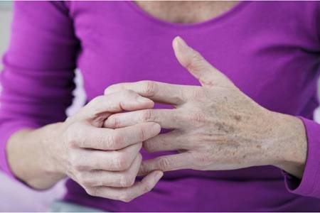 女性手发麻应警惕的病,手发抖可能是六种疾病表现