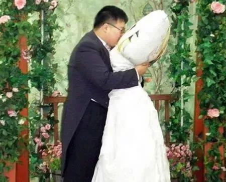 女子经常被催婚举办婚礼嫁给自己 盘点令人不可思议的结婚对象