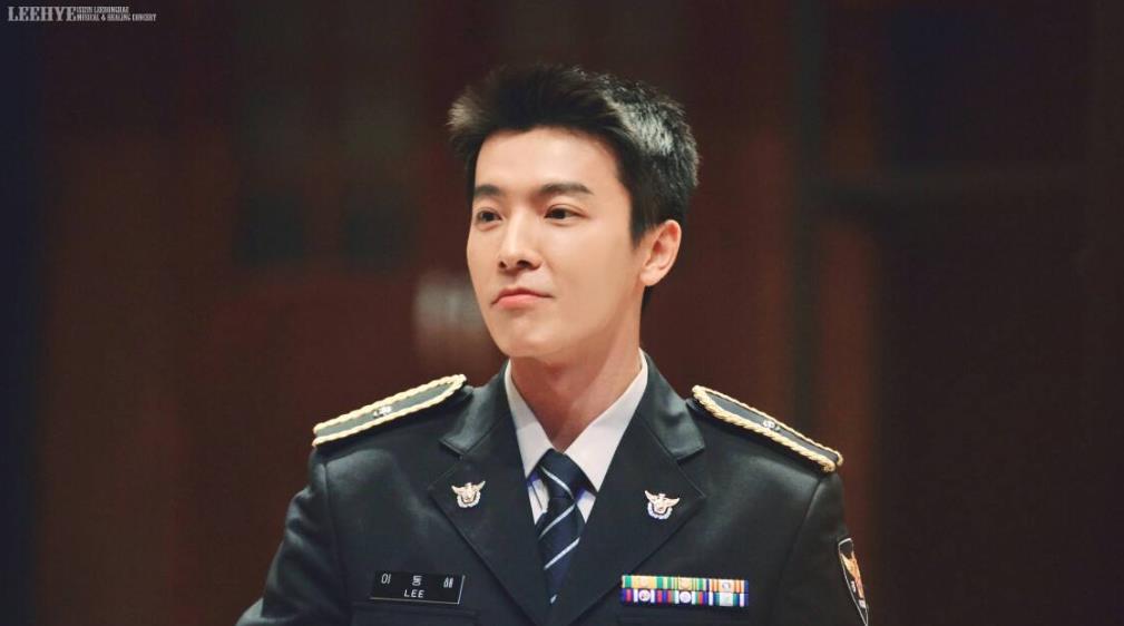 李东海警察制服照片,他为啥可以去警察厅服役？