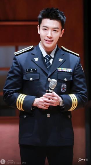 李东海警察制服照片,他为啥可以去警察厅服役？