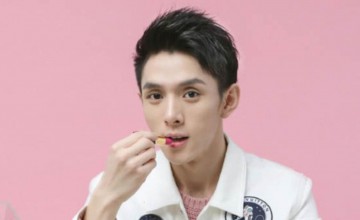 李佳琦跟小助理什么关系 小助理工资揭秘为什么对他这么好