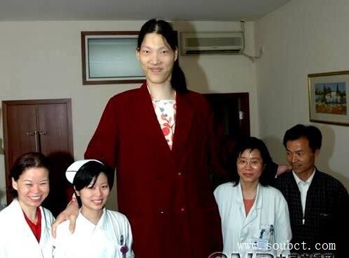 世界最高的女人身高2.48米,比姚明高出一大截