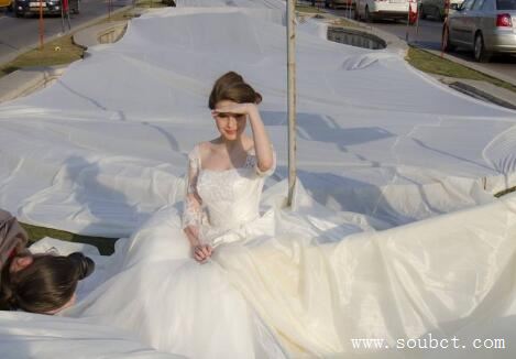 世界上最长的婚纱究竟有多长?这还是一件婚纱吗?