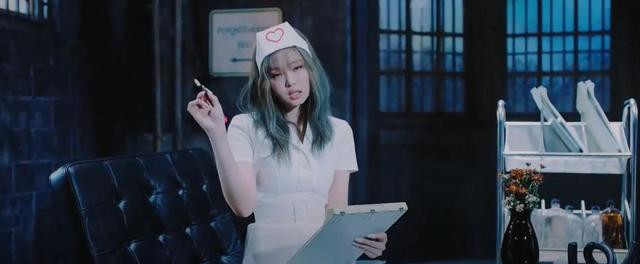 Jennie护士服造型引争议 YG娱乐决定删除相关画面