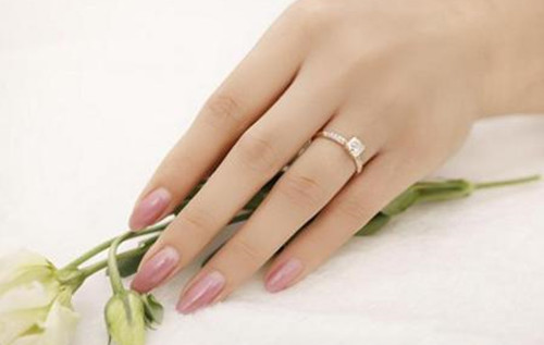 戒指带中指什么意思？十个手指带戒指的含义你知道吗？