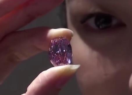 世界上最大紫粉钻石拍出2660万美元，天然形成重达14.83克拉