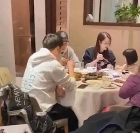 洪欣张丹峰否认离婚后首次同框：一家人一起吃饭其乐融融