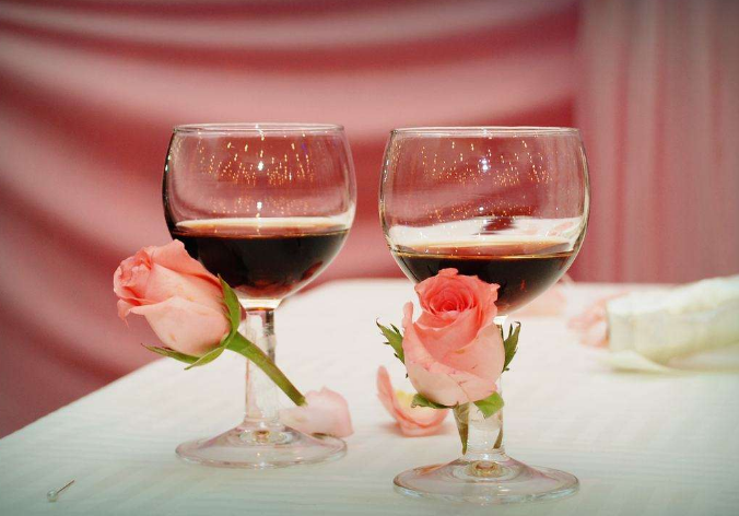 结婚时交杯酒喝一半是什么意思?普通朋友能喝交杯酒吗?