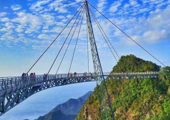 世界上最惊悚的十座桥梁排行榜，兰卡威天空之桥、蓬特德大吊桥很惊险