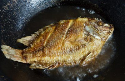 怎么煎鱼不粘锅不掉皮，火候一大过鱼皮便粘在了锅上
