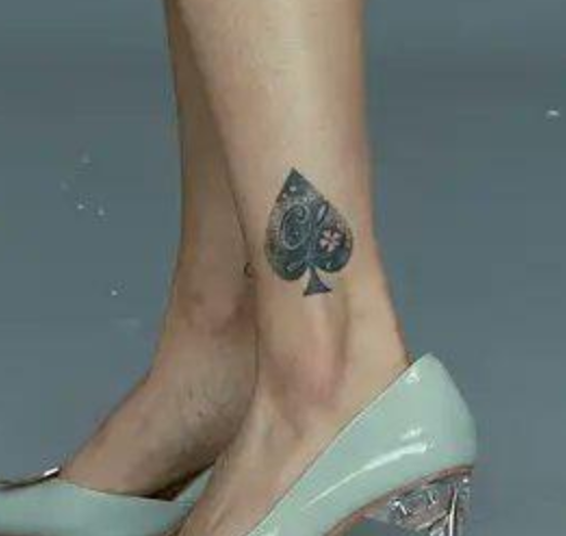 如何看待李纯黑桃纹身脚踝纹黑桃啥意思？女人脚踝纹黑桃代表什么