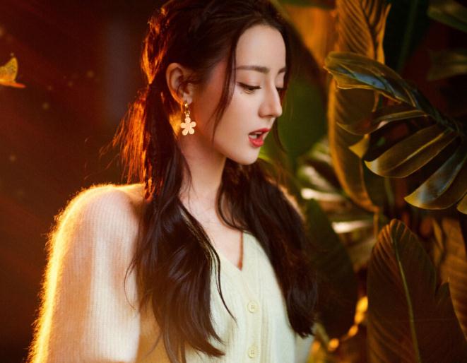 迪丽热巴的父是谁啊(迪丽热巴有多美)