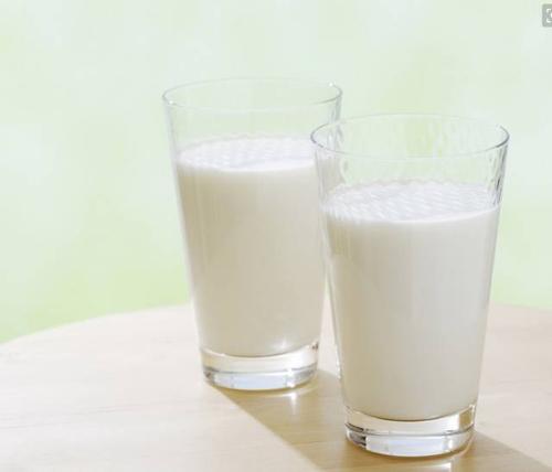 睡前喝牛奶会长胖吗？牛奶什么时候喝最好？