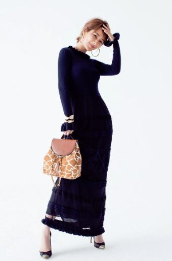 杨紫写真大片曝光，黑色针织蕾丝长裙知性优雅
