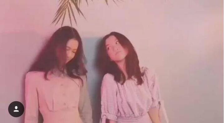 李嫣与闺蜜拍写真，各种凹造型！