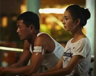佟丽娅瑞士街拍，随意的穿搭也是一样的美丽