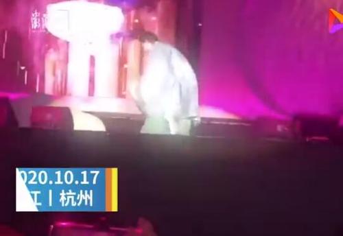 杭州西湖国风节演员掉下舞台，表演舞台存在缺陷！