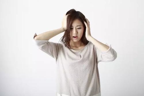 长白头发了是什么原因?可能是以下四个方面原因_首发网 长白头发了是什么原因?可能是以下四个方面原因