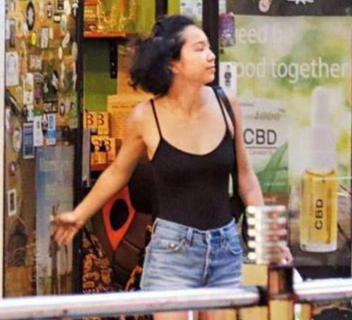 林青霞18岁二女儿亮相，网友称颜值真的很路人