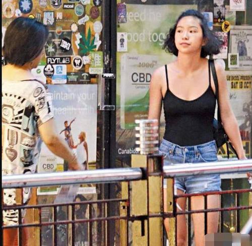 林青霞18岁二女儿亮相，网友称颜值真的很路人