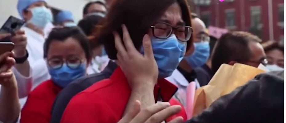 2020那些难忘的拥抱瞬间 2020那些难忘的拥抱瞬间盘点[多图]
