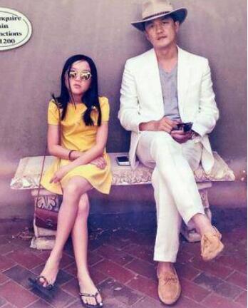 李嫣与闺蜜拍写真，各种凹造型！
