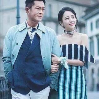 佟丽娅瑞士街拍，随意的穿搭也是一样的美丽
