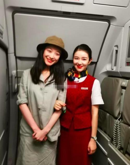 倪妮偶遇同名空姐，就像一对亲热的姐妹花