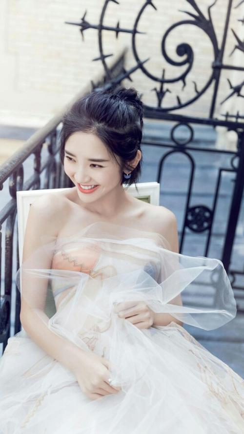 唐艺昕婚纱照曝光，身材完全凸显出来