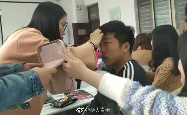 河南郑州一高校开设化妆课，男生画的特效妆比女生都好!