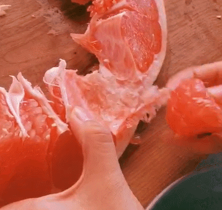 柚子怎么剥完整果肉，用勺子伸进外皮与果肉之间！