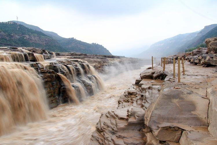 黄河壶口瀑布位于陕西与哪个省之间，陕西省与山西省吉县之间！