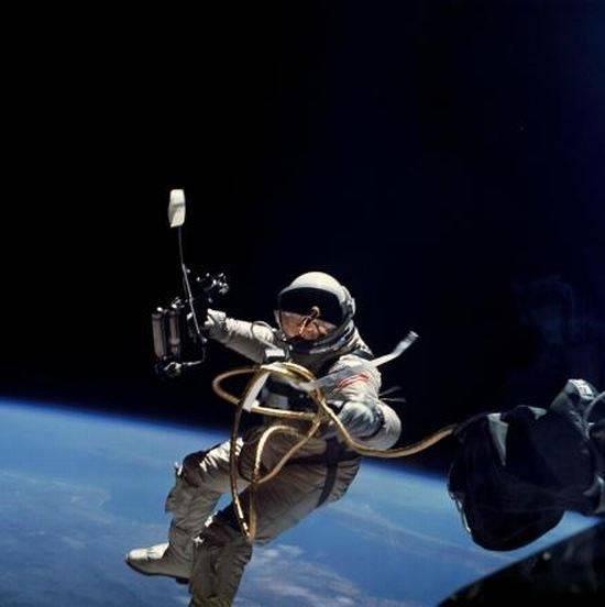 第一个登上月球的人是谁，俄罗斯宇航员加加林！