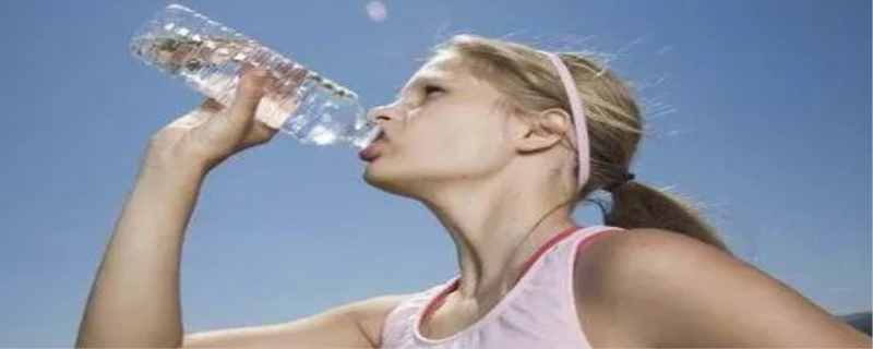 人只喝水最多能活几天 人只喝水不吃饭能瘦么