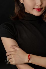 女人为什么不能戴南红，女人的化妆品会腐蚀南红玛瑙表面