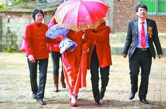 结婚为什么不能用折叠的雨伞,结婚撑红伞的禁忌还有那些?_首发网 结婚为什么不能用折叠的雨伞,结婚撑红伞的禁忌还有那些?