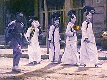 92年故宫游客所拍宫女出行图片，故宫晚上有人值班巡逻吗？
