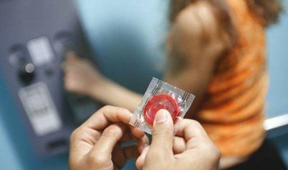 男女都该了解：避孕套有3个“副作用”，使用的时候要注意了！