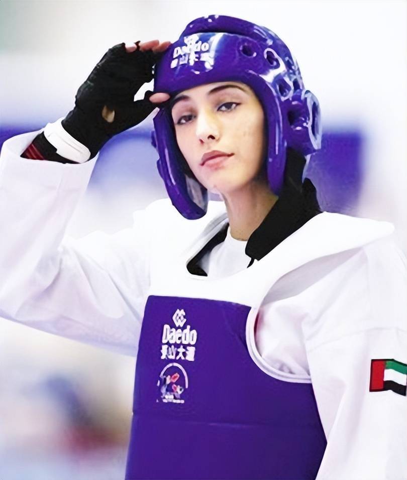 迪拜最美运动员，曾在卡塔尔获空手道亚军，穿搭黑色长袍美如珍珠